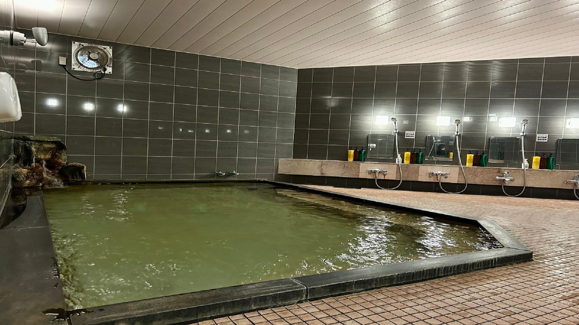 [Large public bath] Gentle, colorless, transparent water that has been filtered from the spring water through sedimentation.