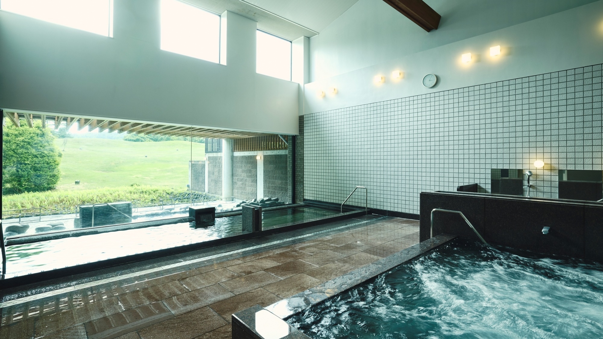 Bồn tắm nước nóng lớn