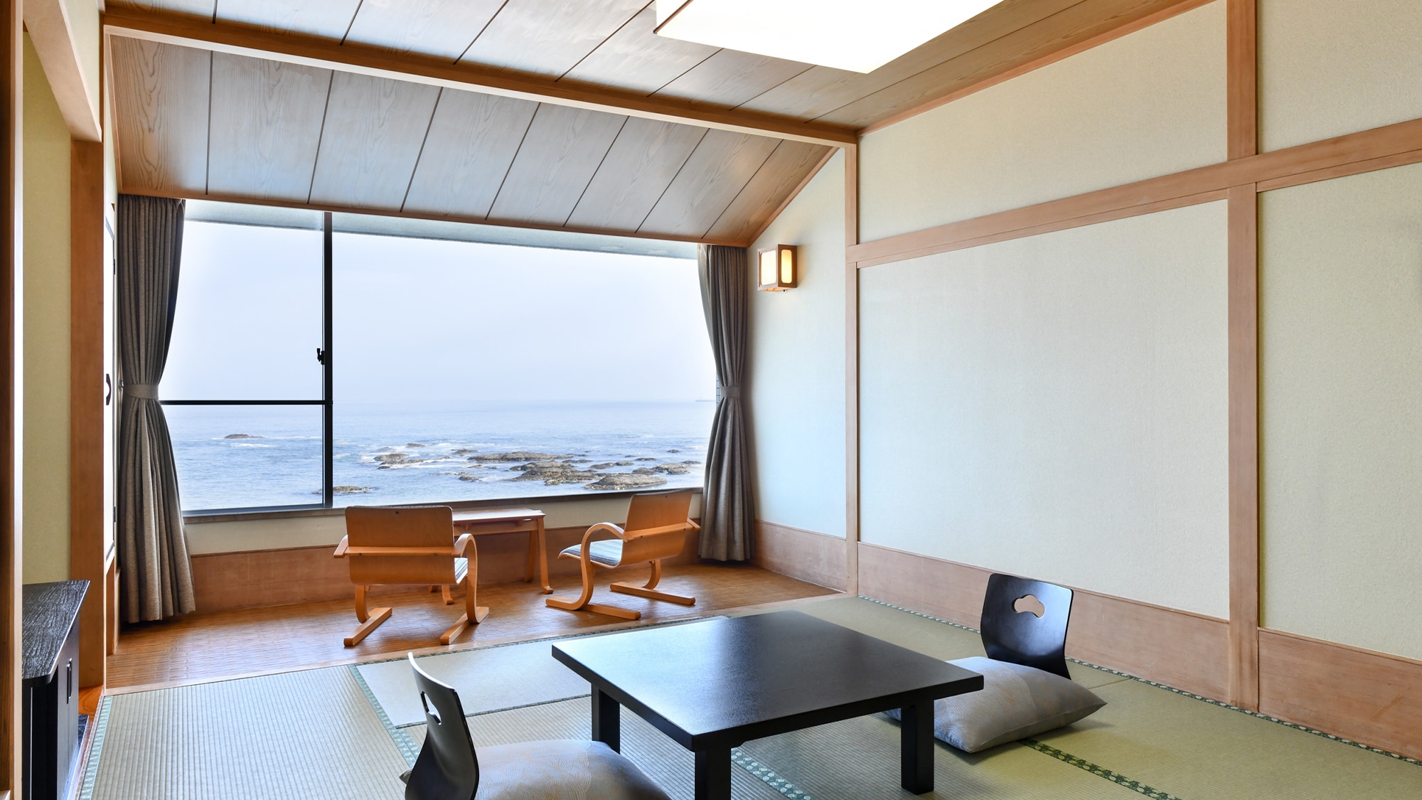 East Building Japanese-style room <Tatami room with a view of the sea>
