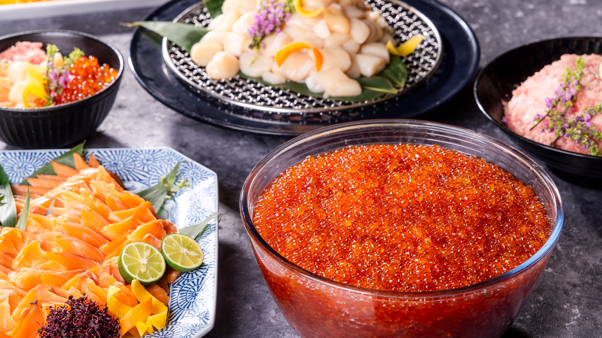 【自助早餐】灑落的鮭魚子、厚厚的北海道扇貝、還有人氣鮭魚。