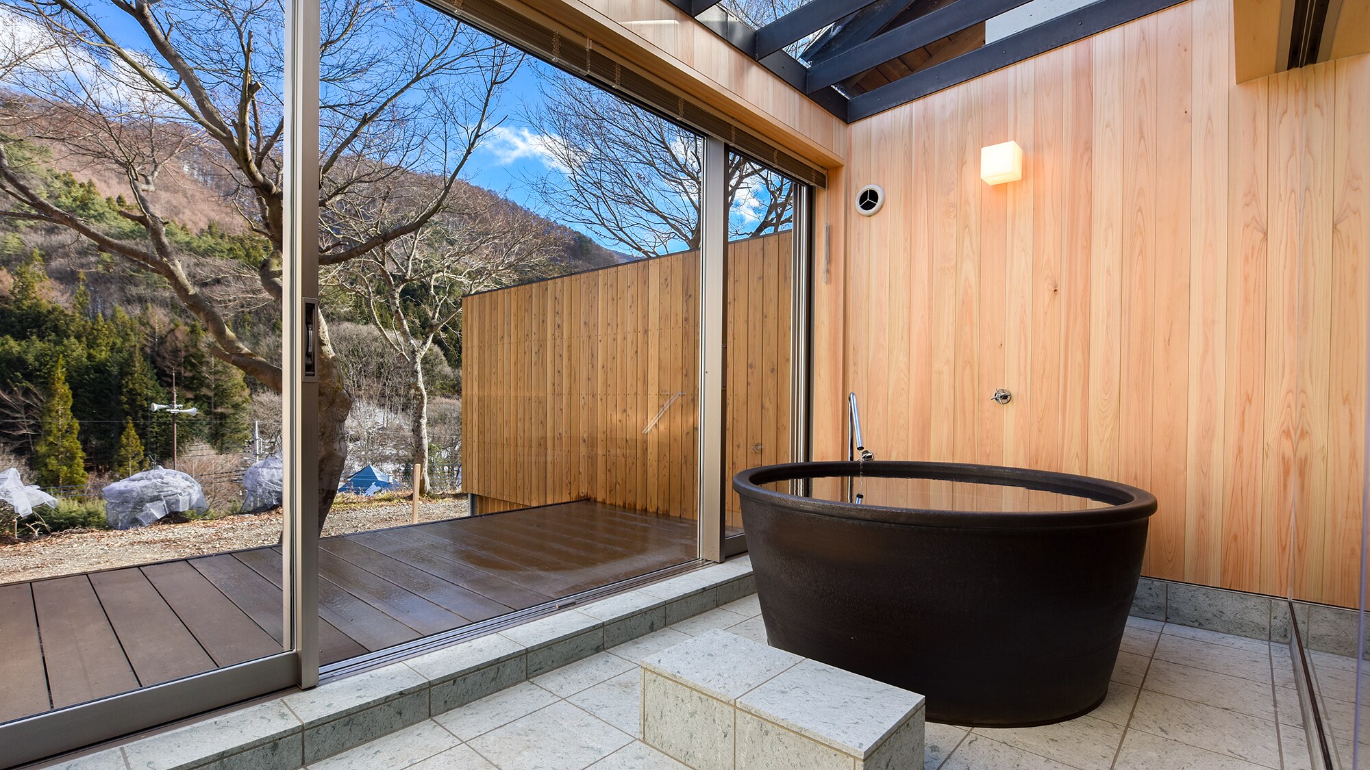 *Western-style double room/A semi-open-air bath where you can fully enjoy the changing seasons of the garden and Mount Hotaka