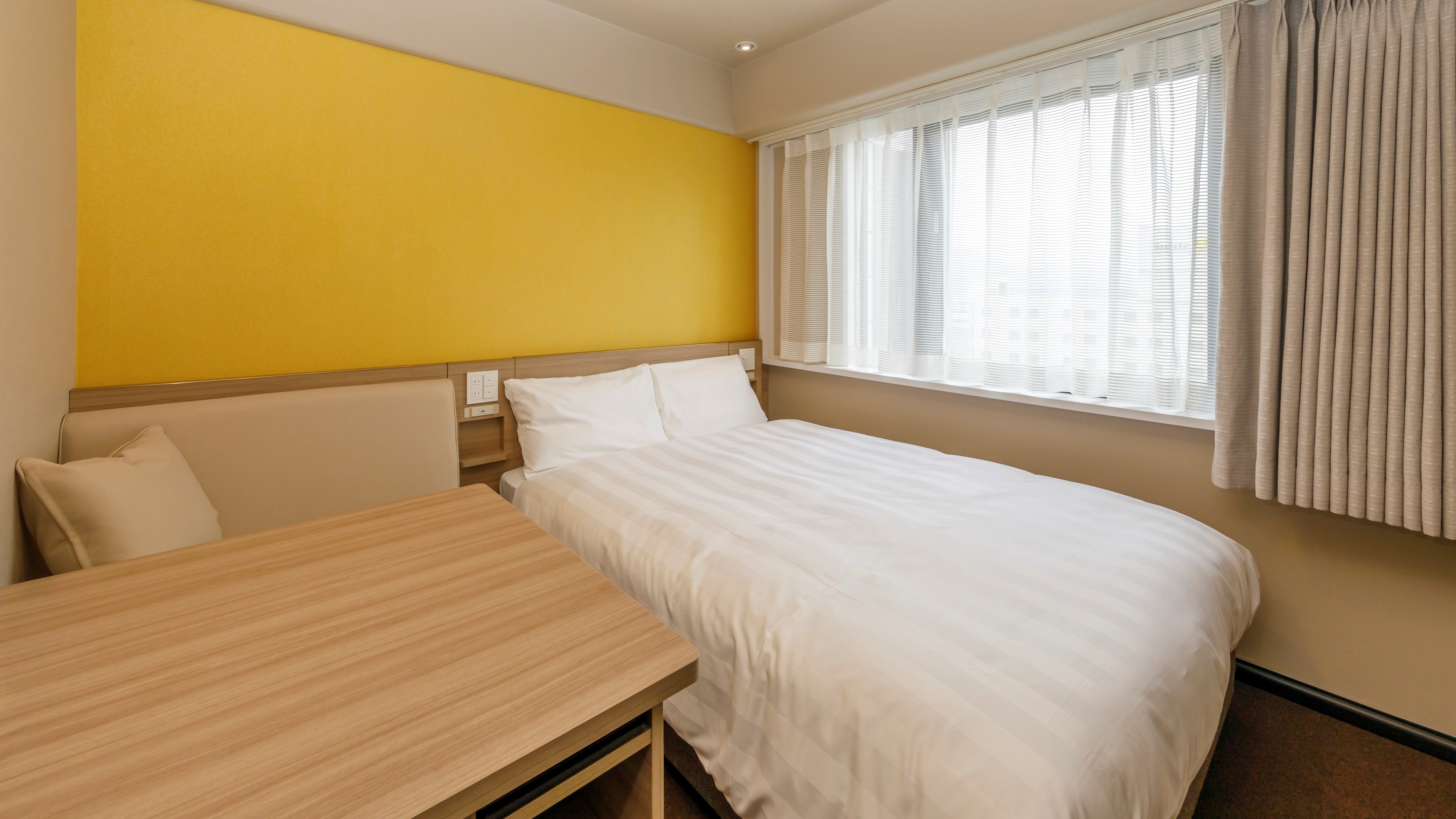 Kamar Double (contoh) * Tempat tidur ukuran ganda (lebar 140 cm)