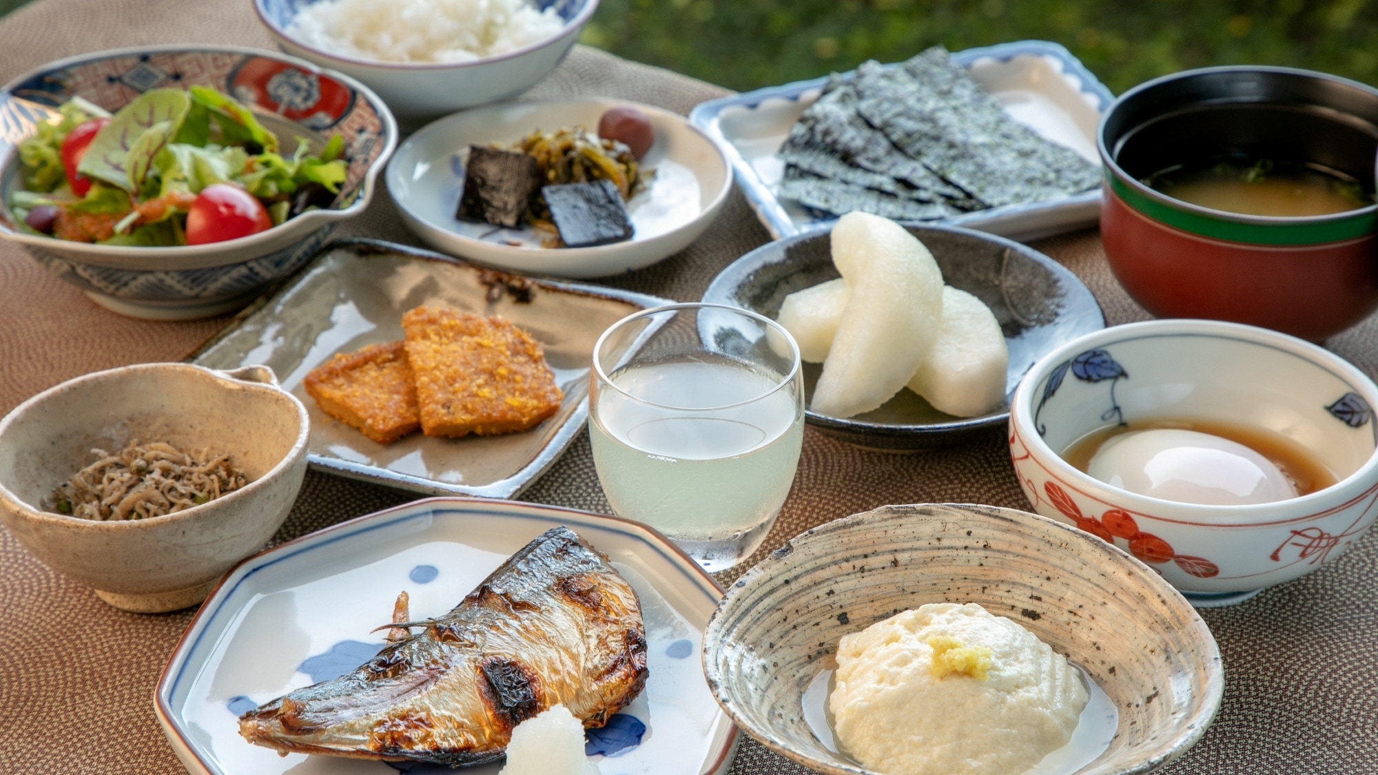 We offer "Seven-color special morning karatsu rice"