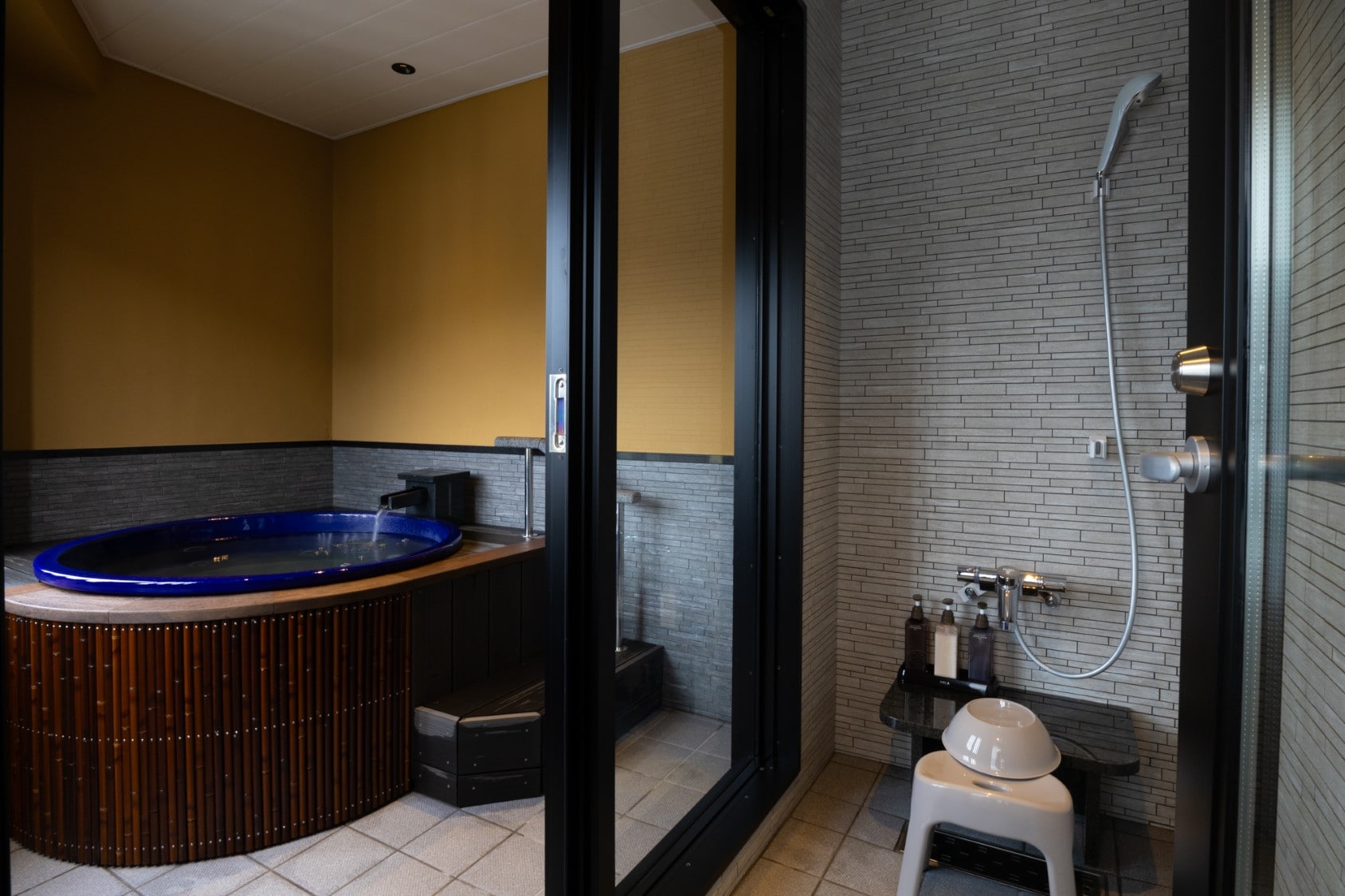Modern Japanese style twin room with open-air bath♪ Open-air bath in "Velvet-Birodo" room♪