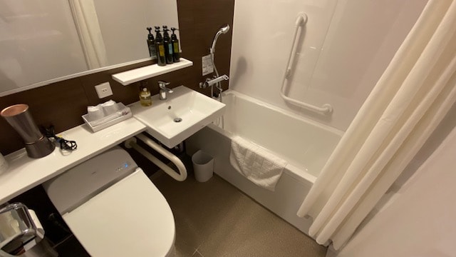 Twin standard (universal design) bathroom