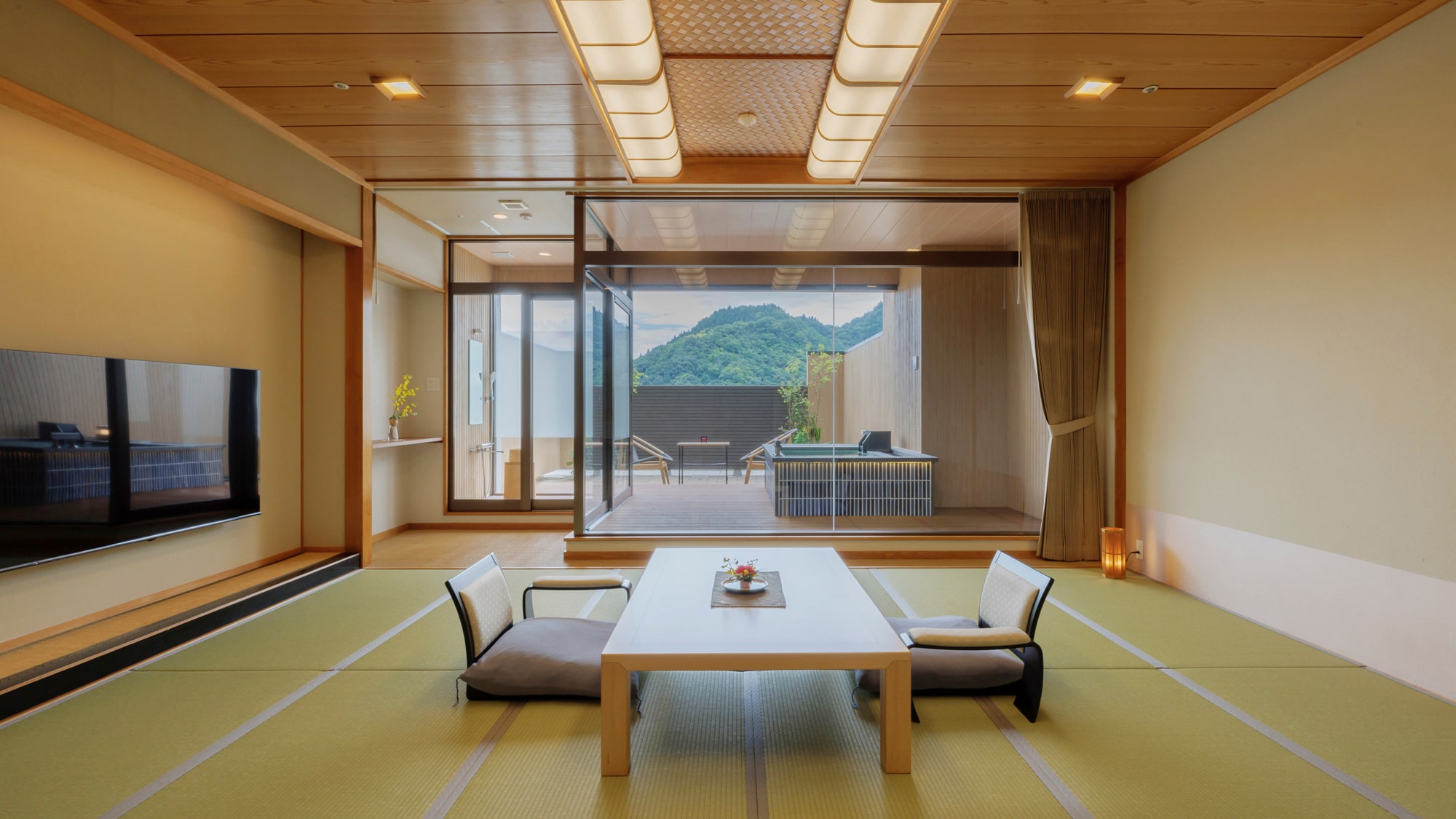 設有屋頂露天浴池的客房