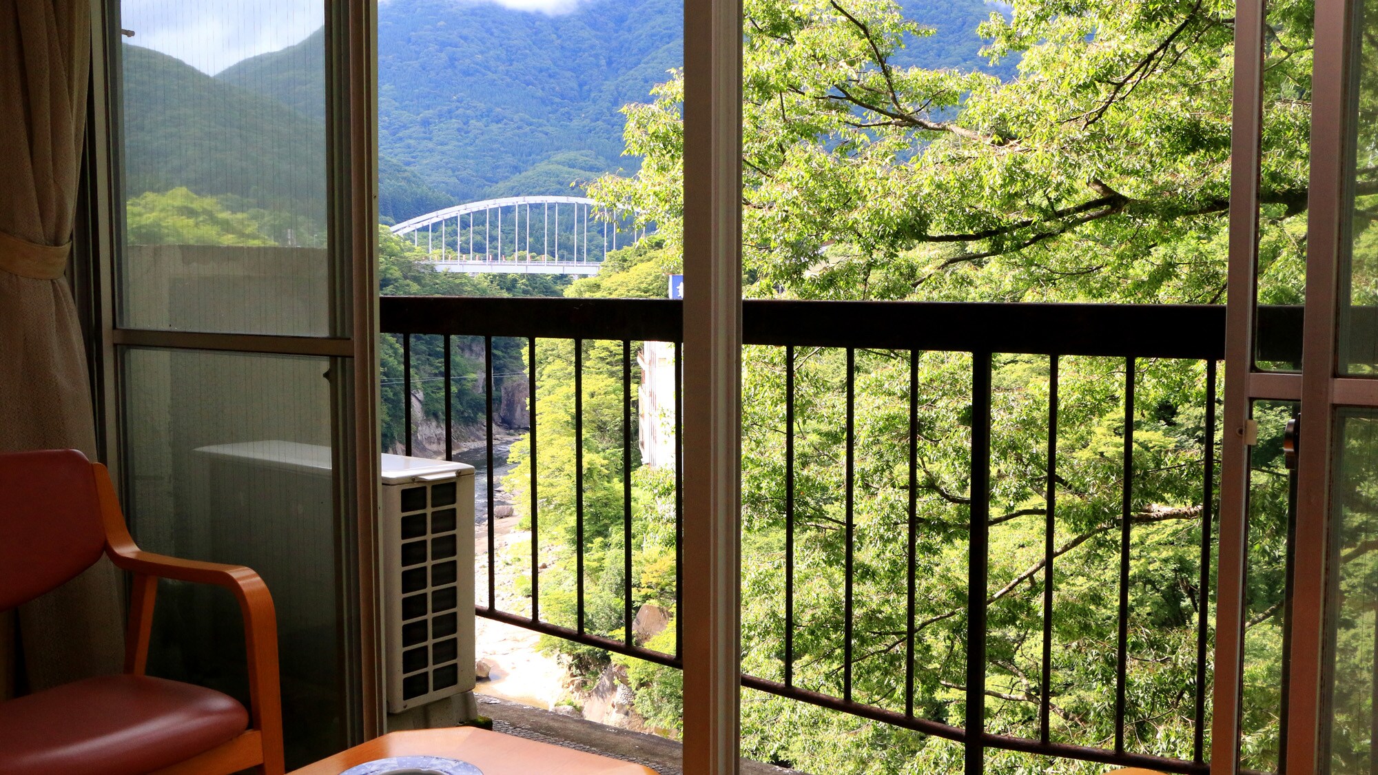 Room ◆ A room facing a mountain stream with a beautiful view below