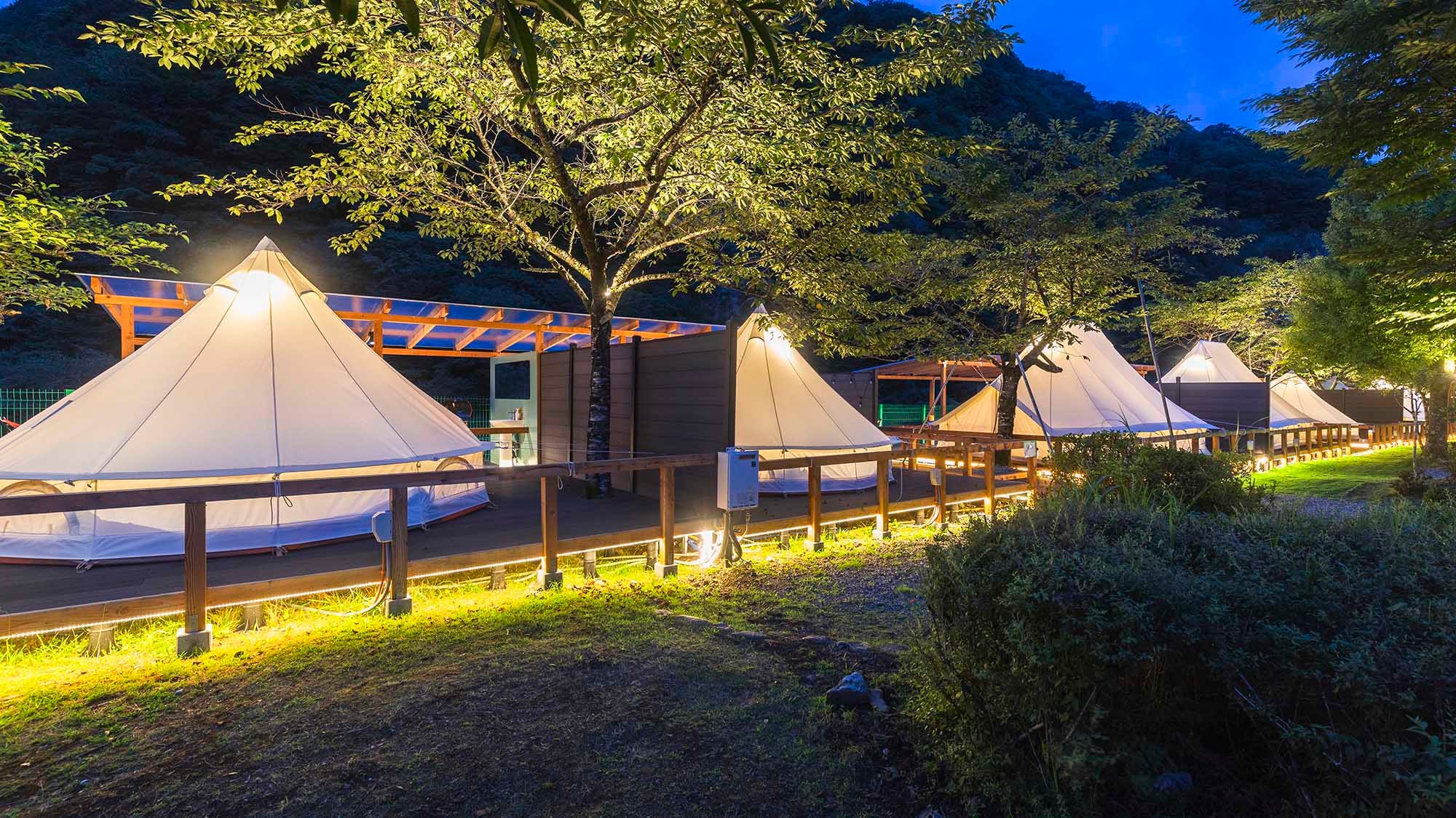 [Tenda Katun Tepi Sungai] Rasakan pengalaman berkemah di alam indah di sepanjang sungai ♪ Suasana magis di malam hari