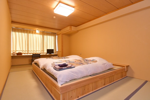 [Non-smoking: Old building] Japanese-style room with small rise 11 tatami mats without bath and toilet [Hanaunkan]