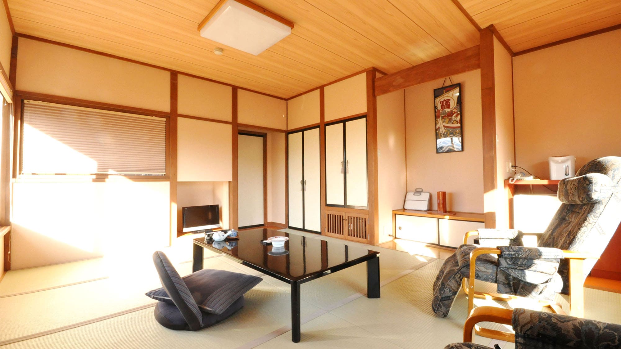 ・ Relax in the tatami space. Clean Japanese-style general guest room