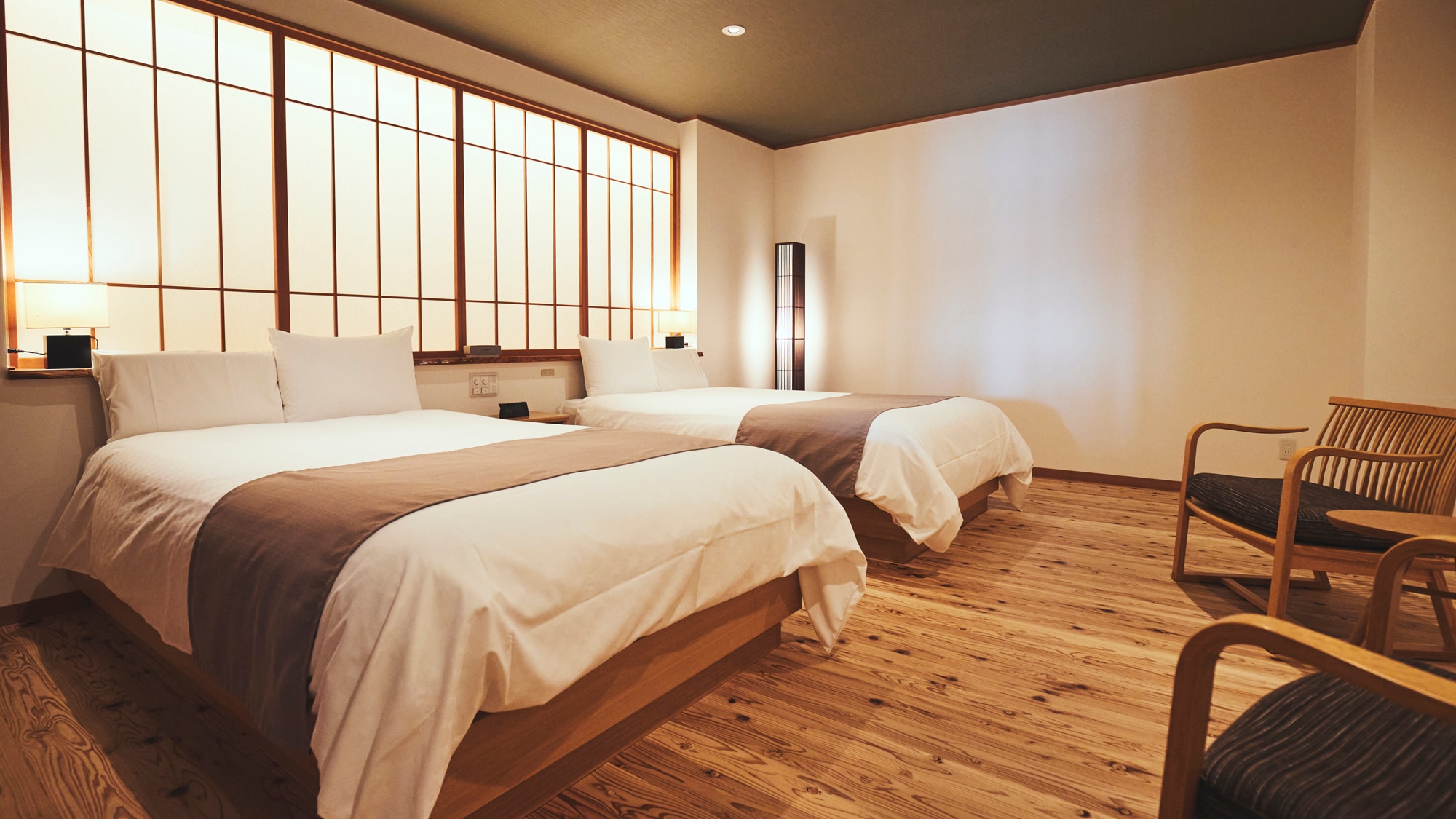 "Kayu berumur akustik" digunakan untuk lantai kamar tidur. Ruang nyaman yang memanfaatkan kekuatan asli "pohon hidup".