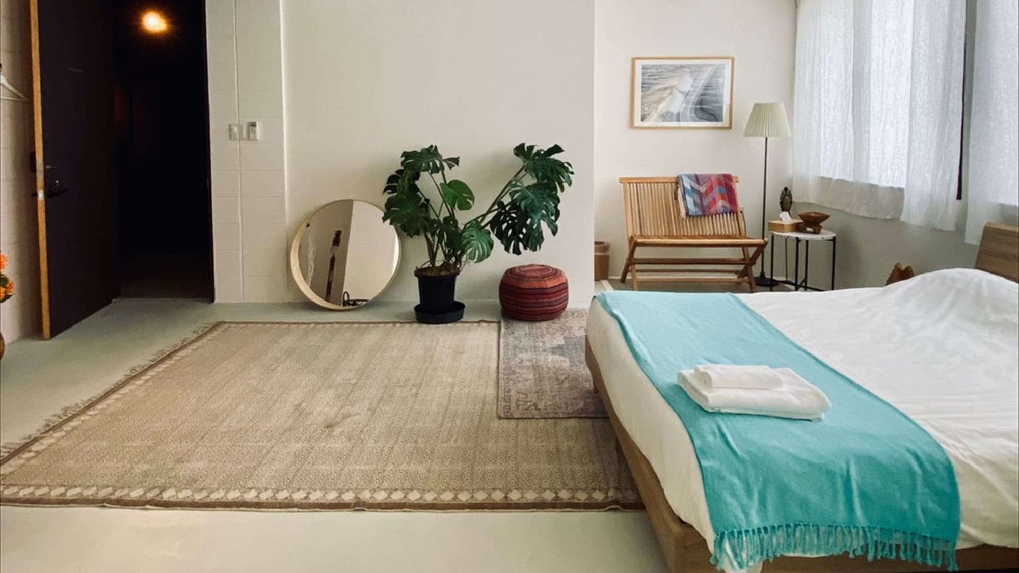 [YuTASHI Ku] There are 2 double beds and 1 single bed. Capacity is 5 people.