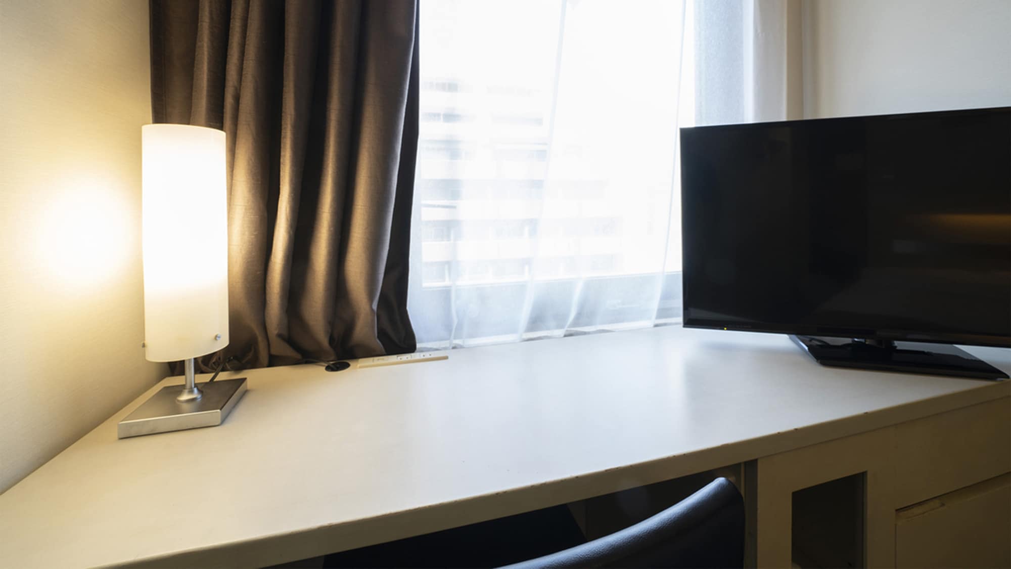 Broad single - Perfect for desk work.