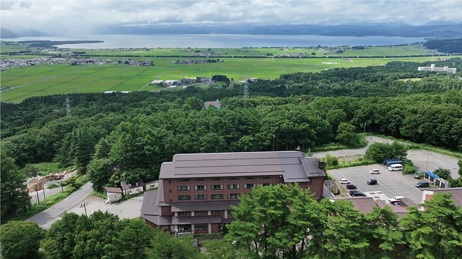 Inawashiro Kanko Hotel is located on the slopes of Mount Bandai in Aizu, overlooking Lake Inawashiro. It is also an ideal base for sightseeing in Aizu.