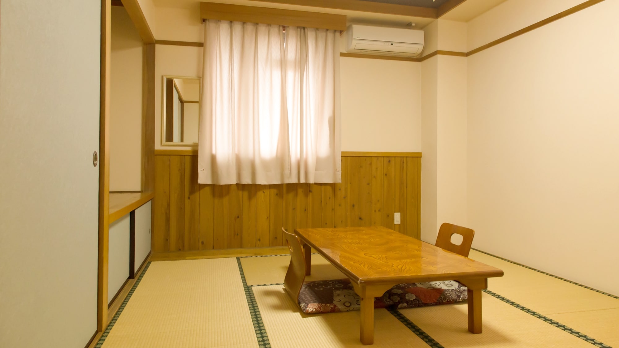 *Room: Japanese-style room with 8 tatami mats. Recommended for 2 people or families.