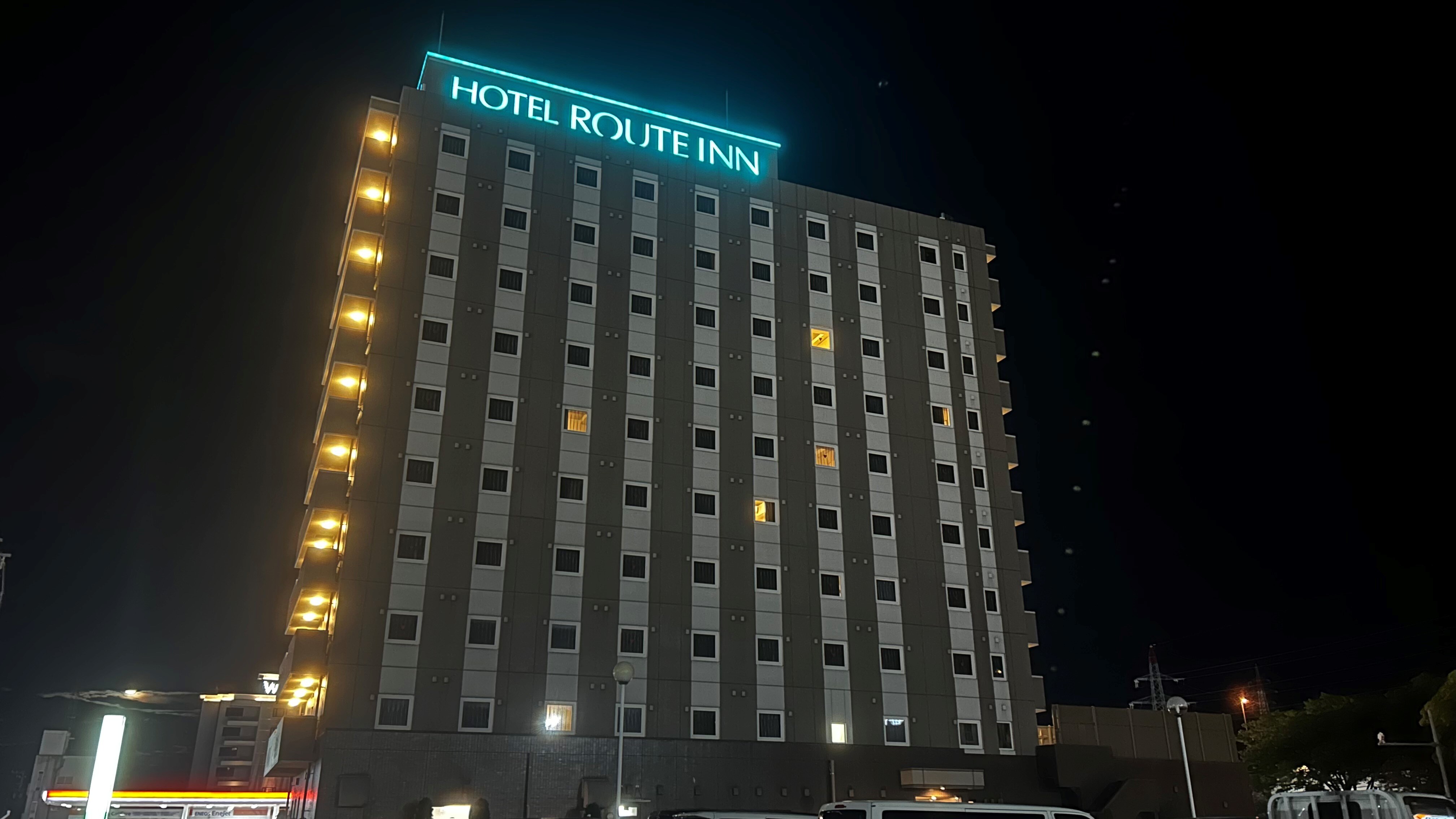 Hotel exterior at night ⑤