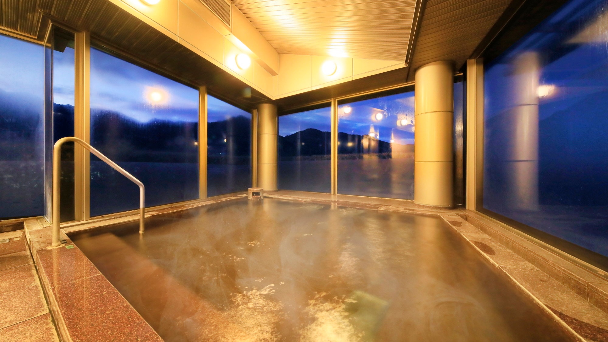 [Large public bath] The large public bath has a calming atmosphere at night.