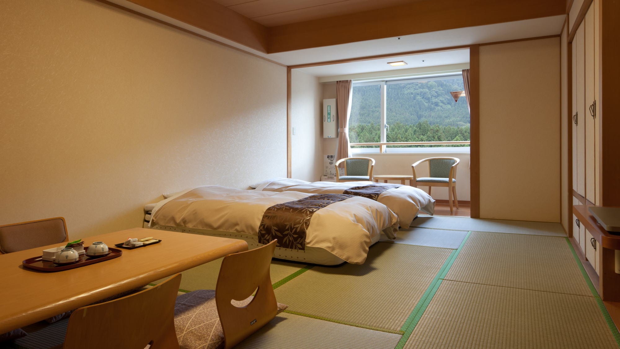 [Kembar 12 tikar tatami kamar gaya Jepang di gedung utama] Kamar gaya Jepang dengan beranda lebar dan dua tempat tidur single.
