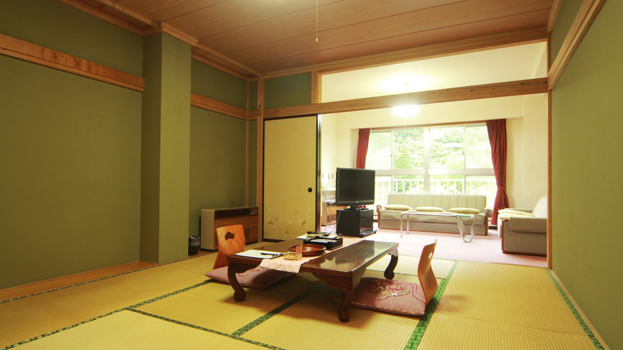 # [Kamar bergaya Jepang-Barat] Kamar yang luas dengan tiga kamar yang bersebelahan, cocok untuk rombongan.