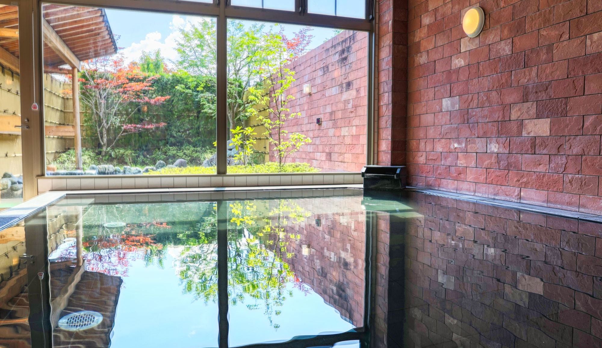 [Indoor bath] Fuji lava stones are spread all over in the Hiba tree bathtub, and you can enjoy both the hot spring ingredients and the lava stone ingredients.