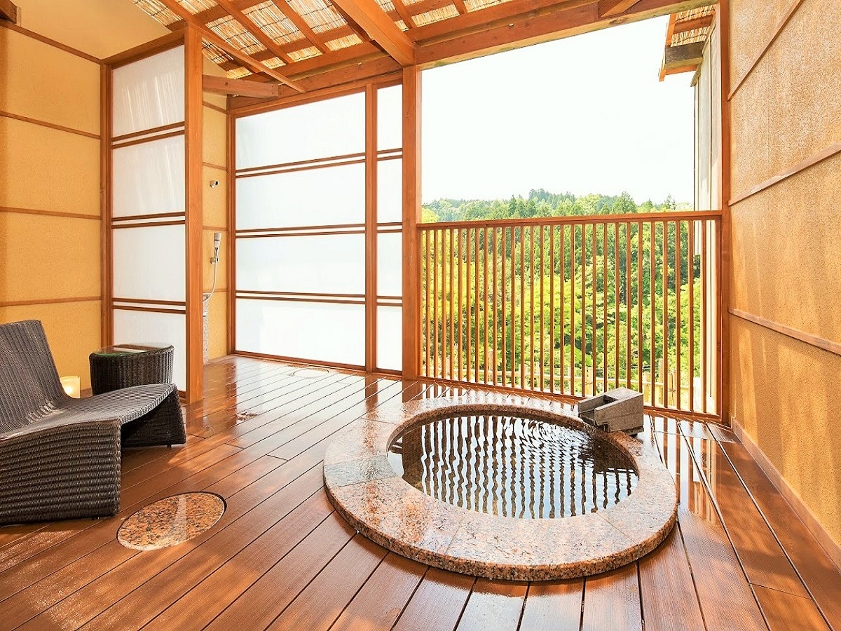 [Yamayuri] Open-air bath in guest room