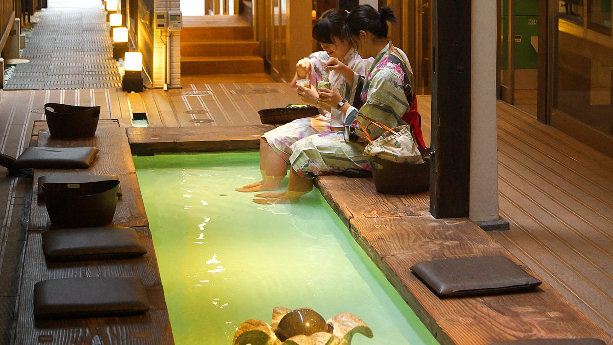 [Footbath cafe] You can talk with your close friends!