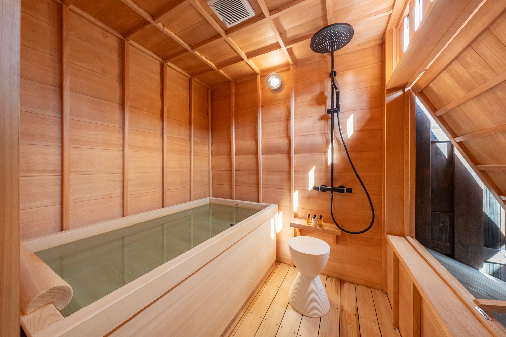 Pemandian Dalam Ruangan Sakura