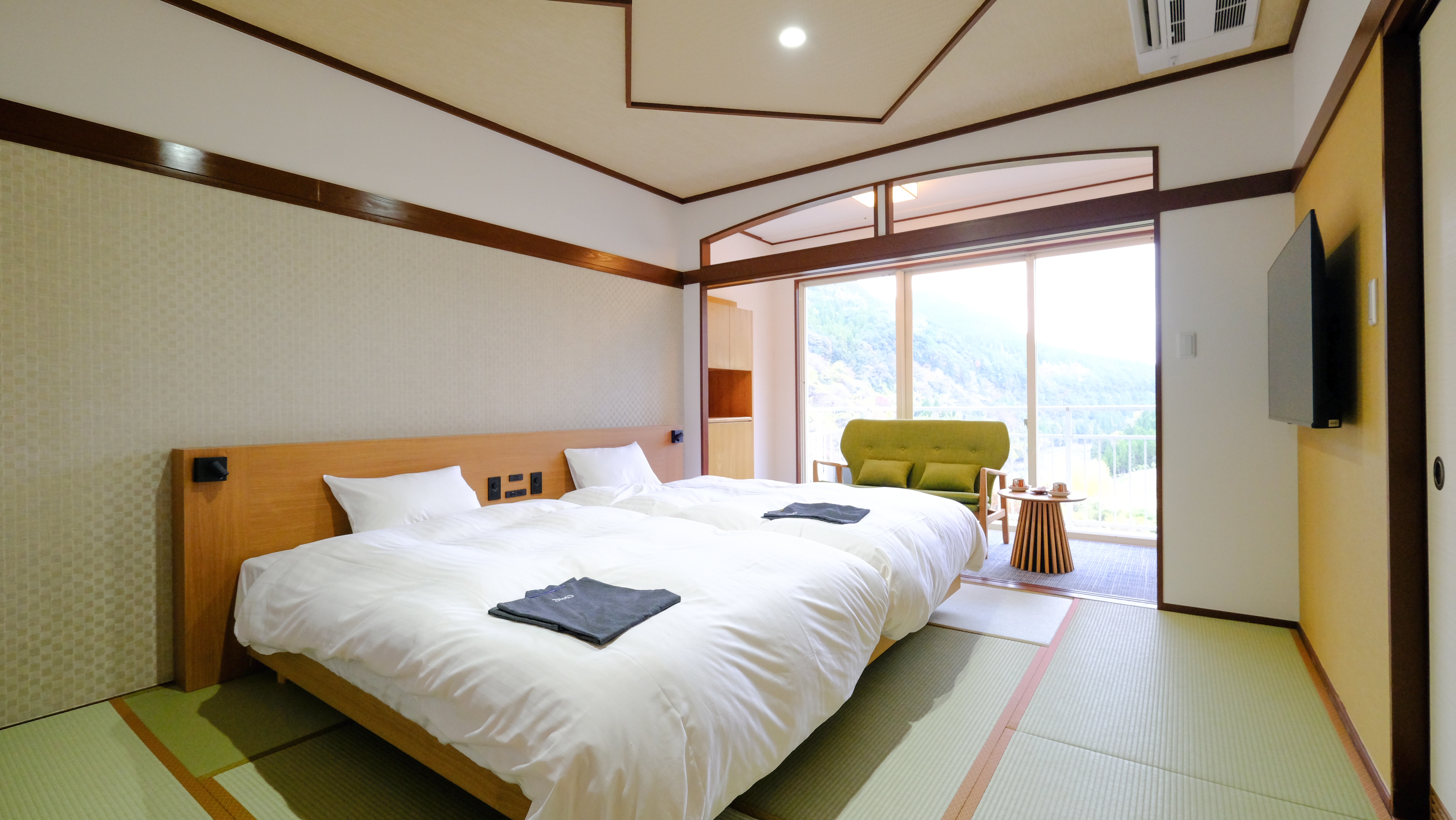 Sisi gunung bergaya Jepang modern: 10 tikar tatami + twin (41m²) Pemandangan menghadap hulu Sungai Chikugo dan Pegunungan Amagase.