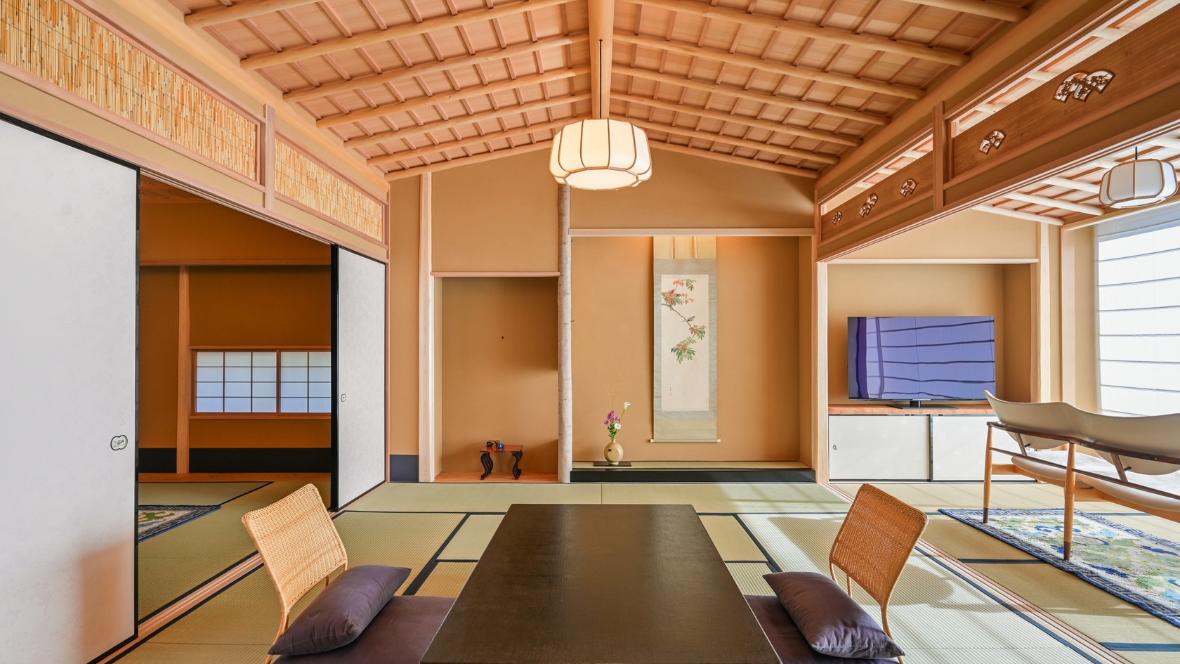 [Special Room | Y] The ceiling of the main room is a boat-shaped ceiling made of Kitayama logs.