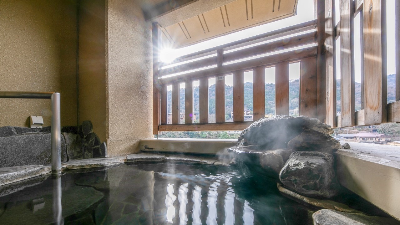[River side] An example of a Japanese-style room (rock bath) with a free-flowing open-air bath