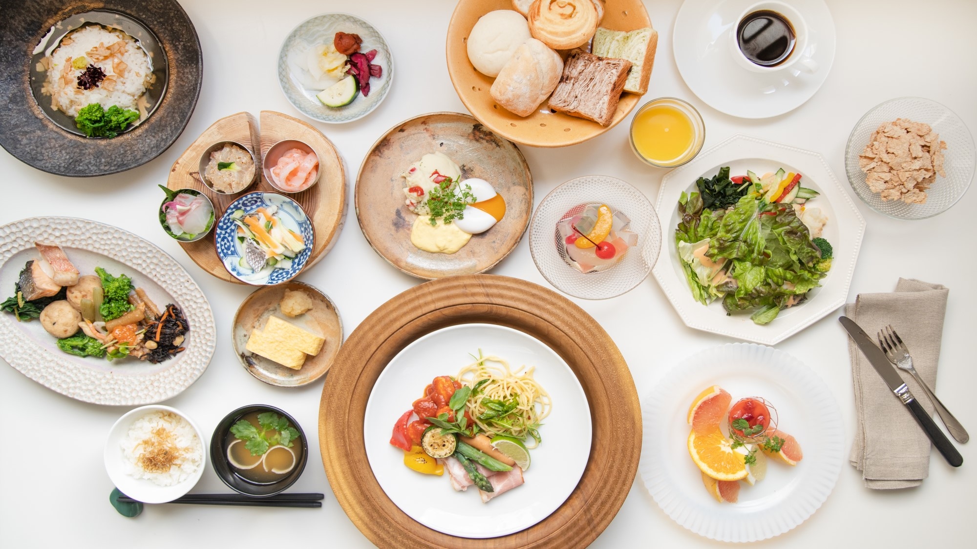 Kami menawarkan sarapan prasmanan yang dapat Anda sesuaikan dengan selera dan suasana hati Anda.