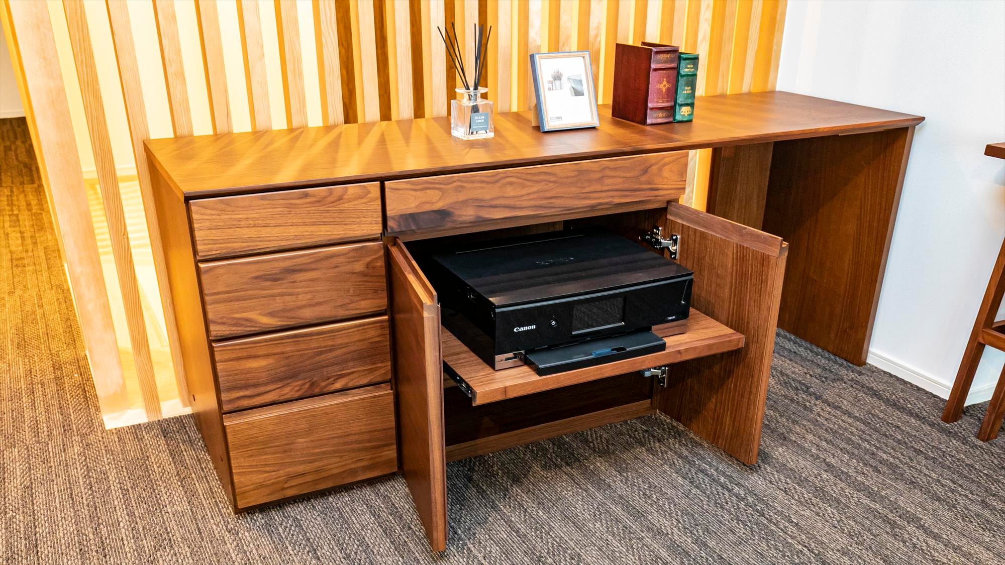 配備適合 PC 工作的工作空間、顯示器、印表機和網路攝影機。