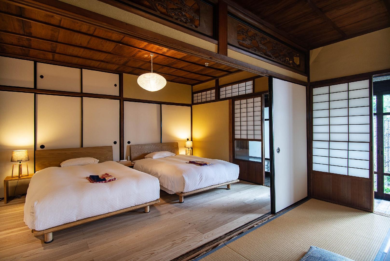 【VMG Premier】日式房間鋪著木地板的榻榻米房間。你可以從陽台上看到街道。