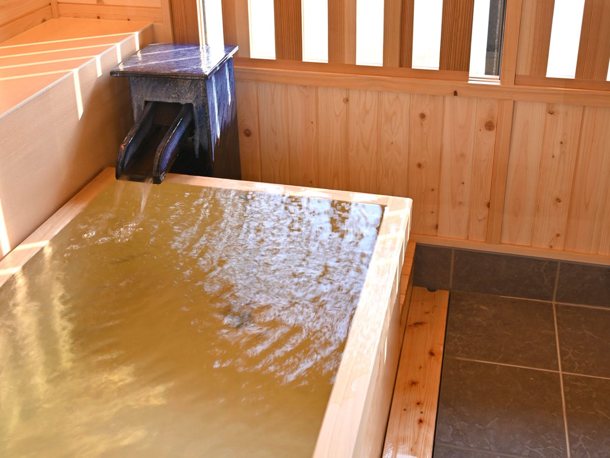 An example of a guest room bath in a river view hot spring suite