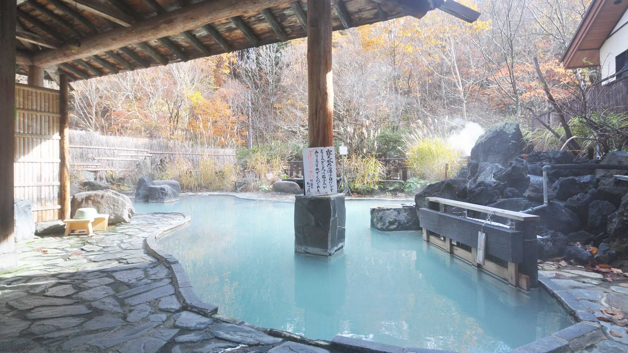 [Mixed bathing open-air bath] From the men's dressing room side