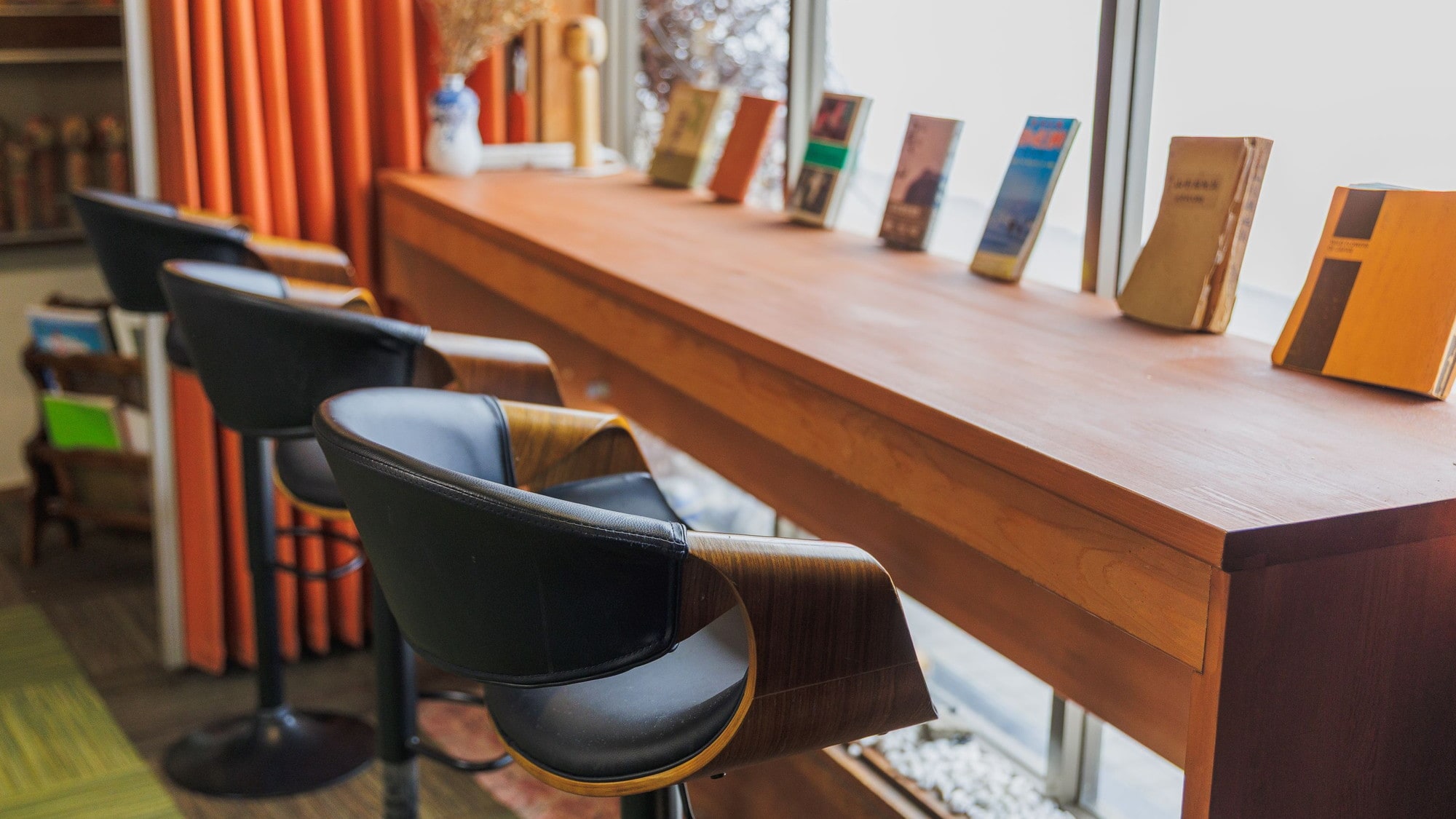 [Inside the hotel] A relaxing lobby filled with warm hospitality