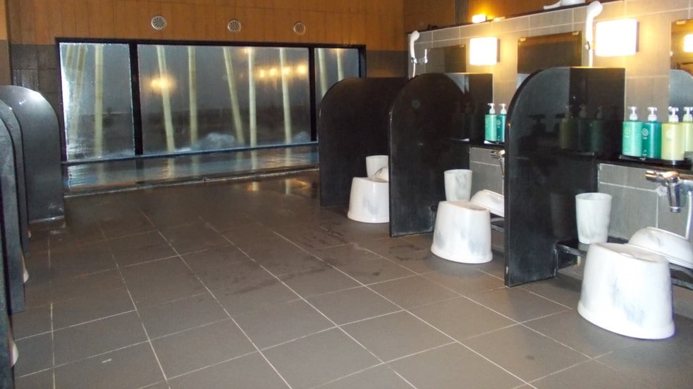 The large artificial hot spring bath is available from 15:00 to 2:00 and from 5:00 to 10:00.