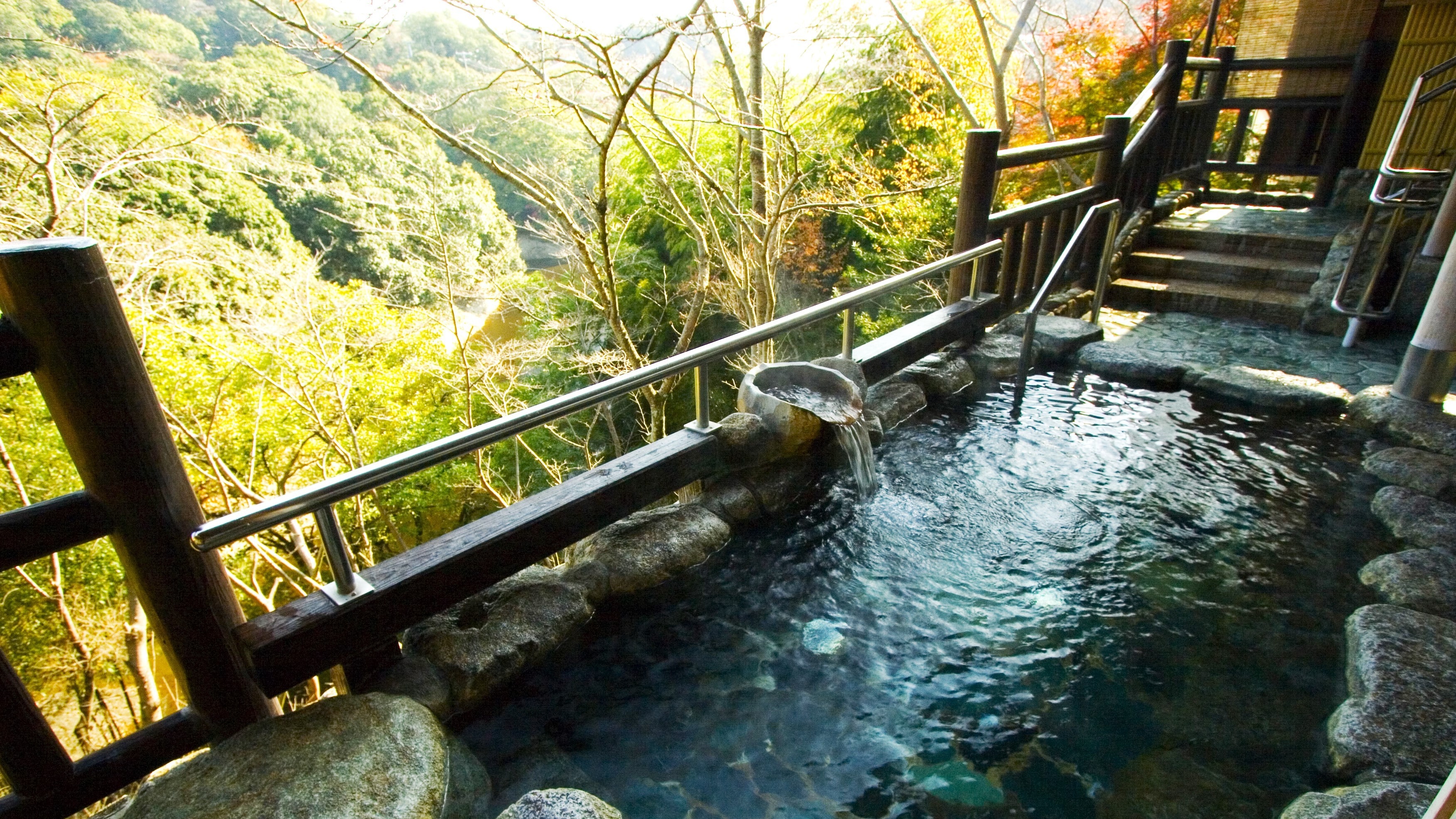 紅葉時期の温泉露天風呂