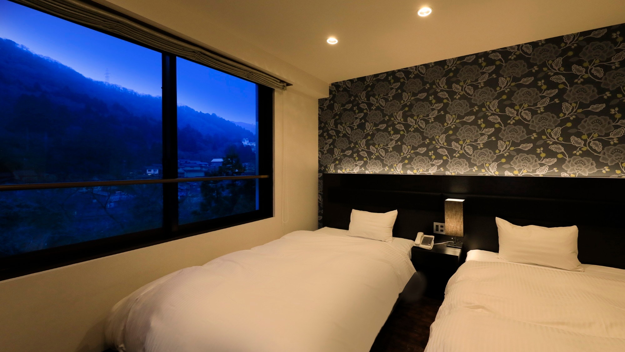 [Grand Room Example] The atmosphere is calm at night.