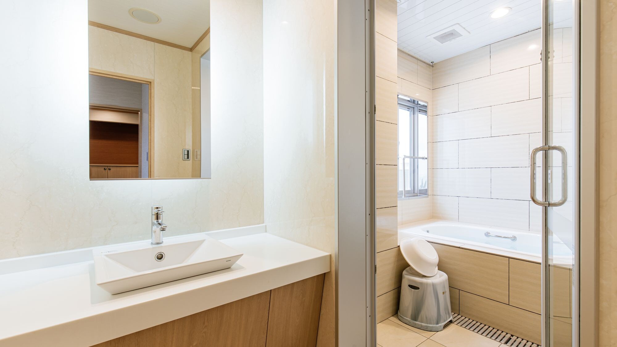Deluxe Western-style room with view bath [41m2] Refa hair dryers and shower heads are available.