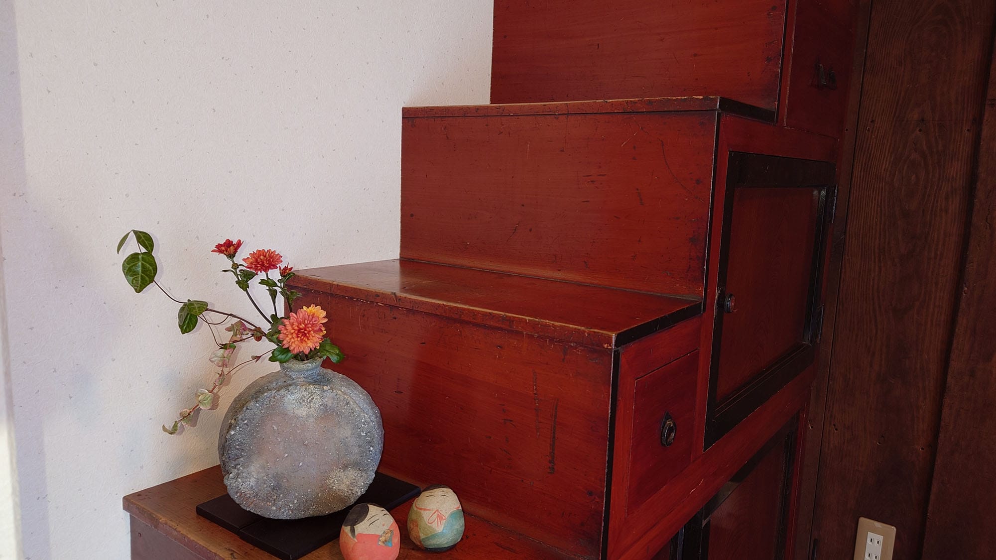 ・[Entrance] Guests are greeted by adorable small flower arrangements. Enjoy a stay that feels like home.