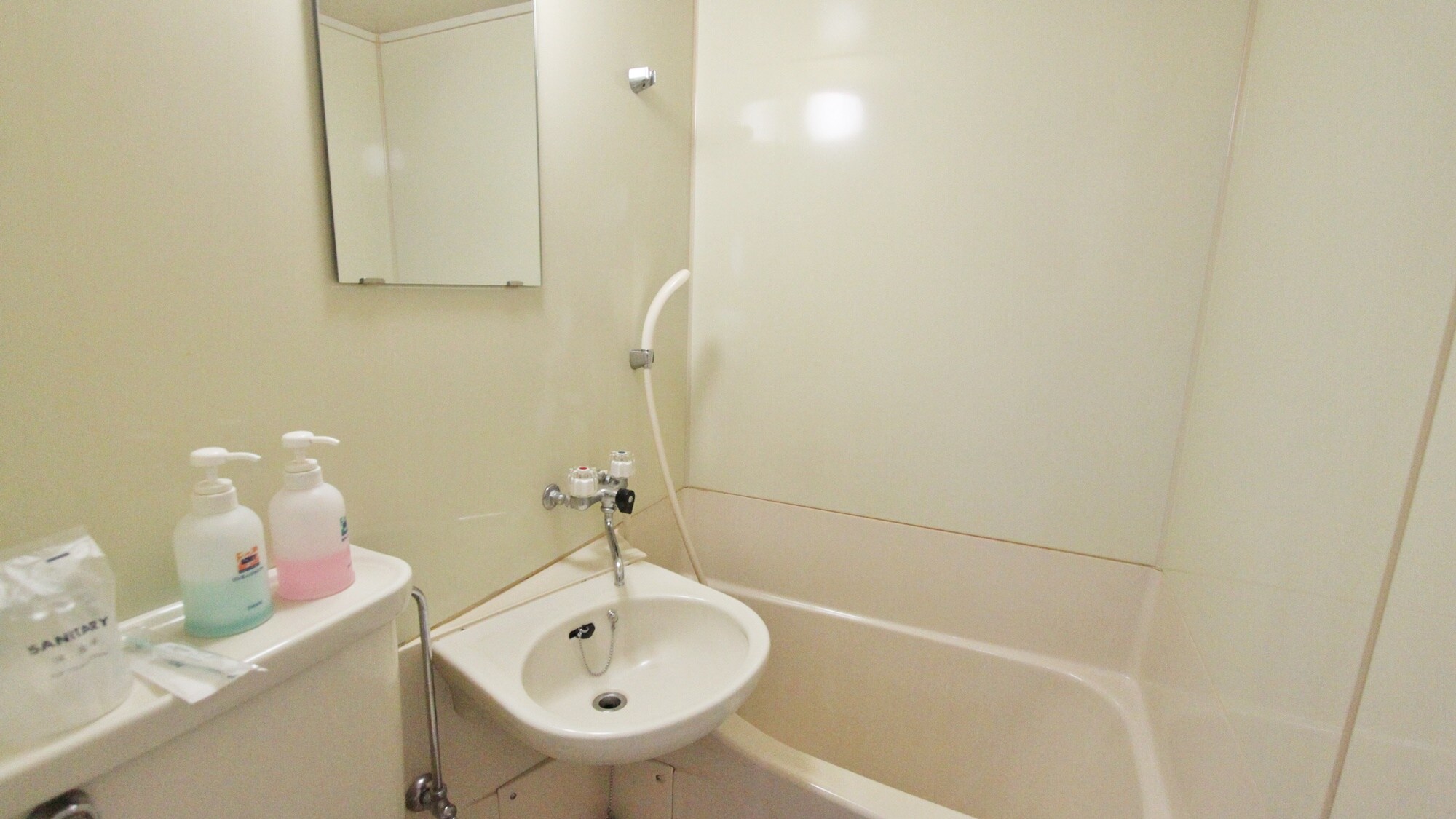 *Bathroom and toilet in the guest room: You can relax and unwind in a clean space.