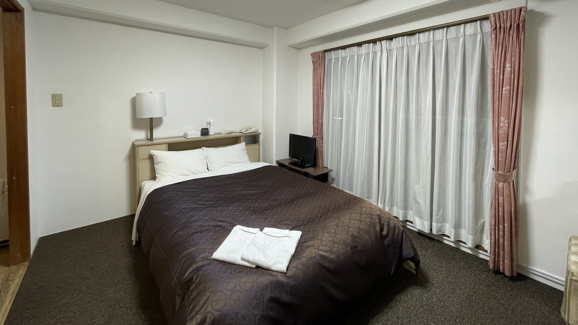 [Double Room] Affordable room for couples and married couples.