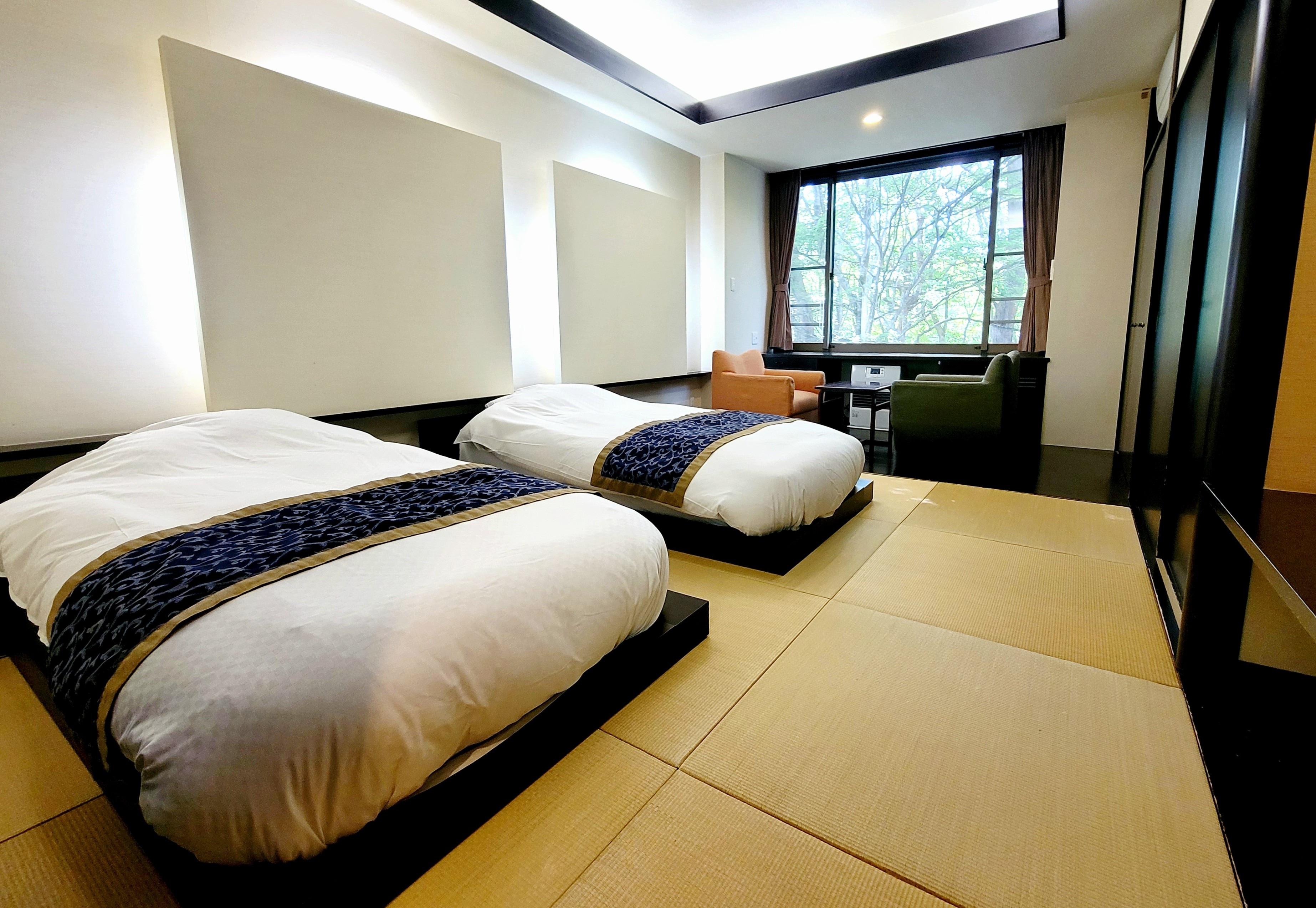 [Modern Western-style room] Low bed twin