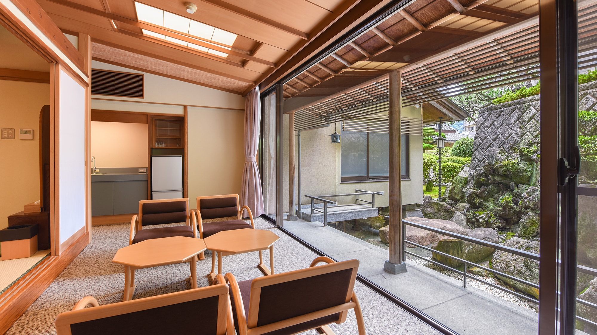 W [Main building / 140 square meters] Japanese-style room 15 tatami mats + 10 tatami mats + open-air hot spring bath / wide veranda
