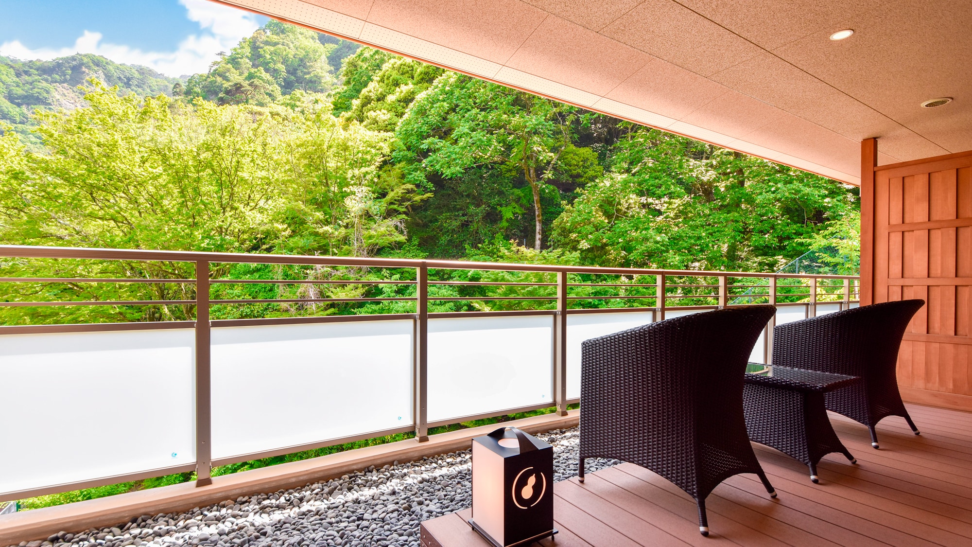 [Special room with Kinsen open-air bath] It is a popular room where you can spend your time on the terrace during the green bud season.