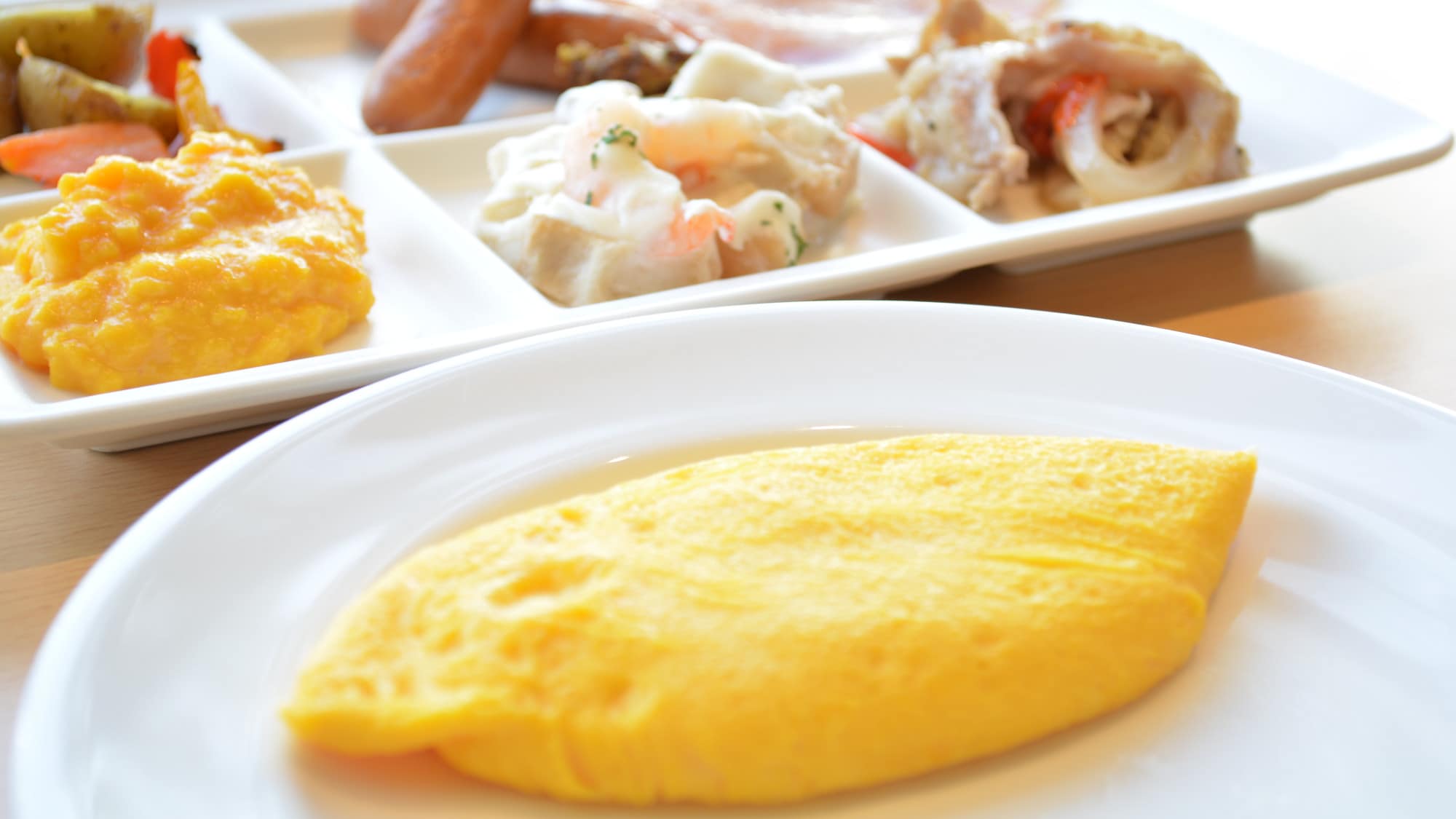 Kami merekomendasikan omelet dengan bahan-bahan lokal
