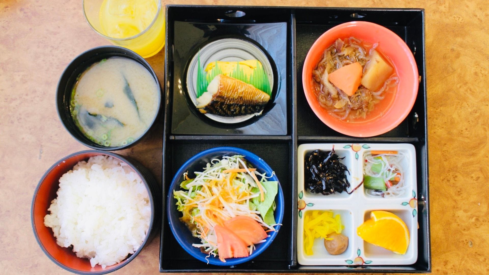 [Breakfast] Rice, miso soup, and drinks are provided by yourself.