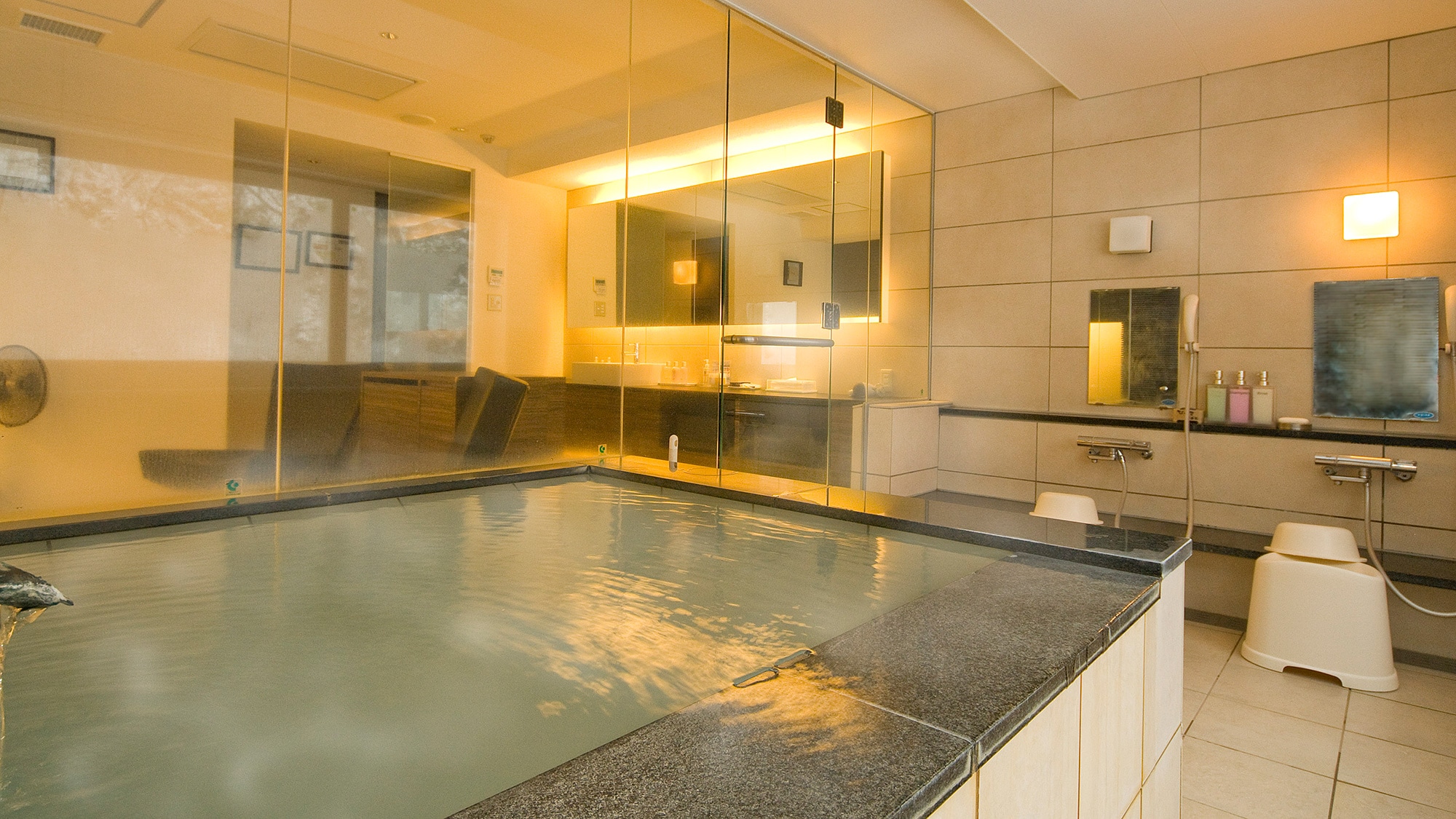 【包租浴池】自然采光的包房浴池，可以尽情享受流淌的热水。