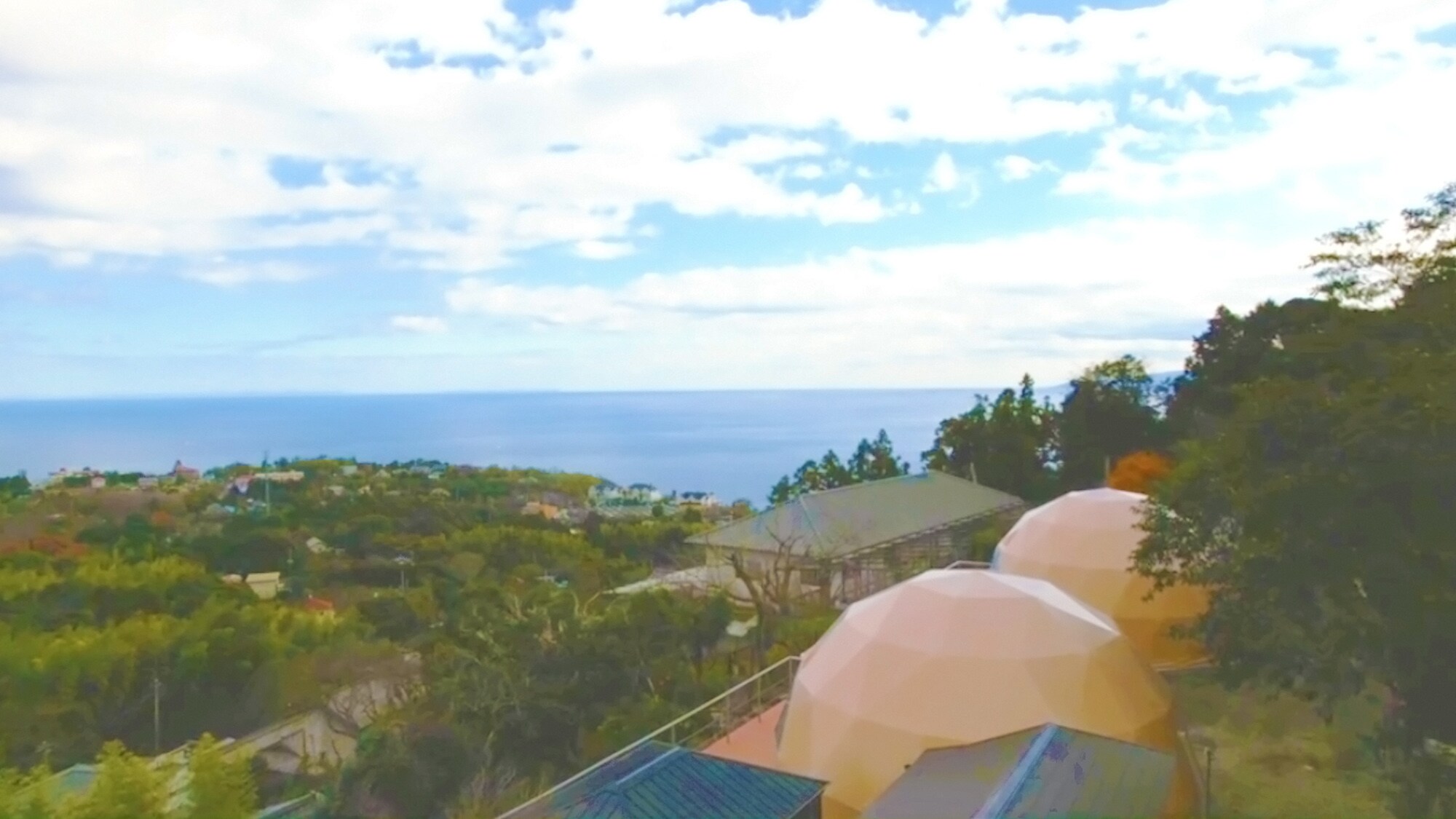 ・[Lều mái vòm] Nằm trên một ngọn đồi nhìn ra Vịnh Sagami. Cảnh đẹp sẽ trở thành kỷ niệm đáng nhớ trong chuyến đi của bạn